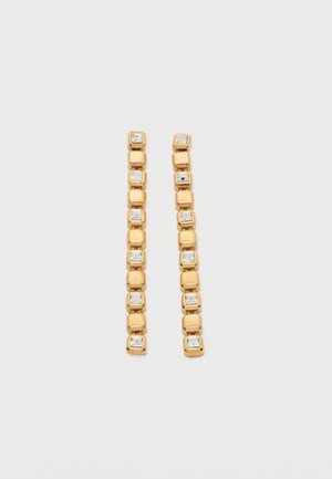 Μακριά σκουλαρίκια σε χρυσό τόνο με εναλλασσόμενα λείες και διαυγή τετράγωνα κρύσταλλα, τοποθετημένα κάθετα σε λευκό φόντο.