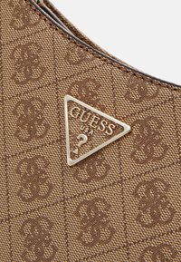 Guess NOELLE TOP ZIP SHOULDER BAG - Sac à main - latte