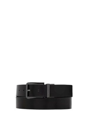 Cintura in pelle nera arrotolata con fibbia rettangolare opaca nera e passante con marchio su sfondo bianco.