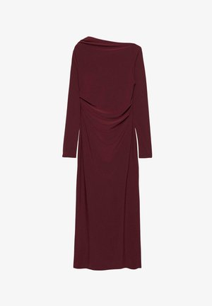 Rochie lungă burgundy cu decolteu drapat, mâneci lungi și detalii adunate pe lateral, realizată dintr-un material moale și elastic.