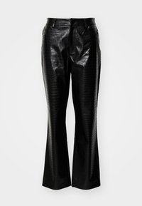 Pantalons en simili cuir noir avec un motif texturé de crocodile, taille haute et design évasé. Comprend des poches latérales et une finition lisse.