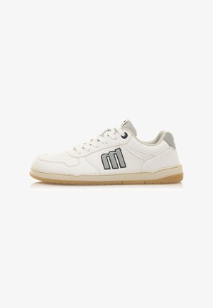 Scarpe da ginnastica bianche con tomaia in pelle, suola in gomma e accenti grigi, dotate di marchio nero sul lato e lacci piatti.