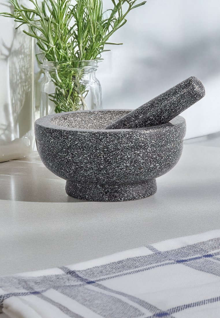 Granite-Mörser und -Stößel-Set, dunkelgrau mit gesprenkelter Oberfläche. Runde Form, solide Konstruktion, strukturierte Oberfläche und ein spitz zulaufender Stößel.