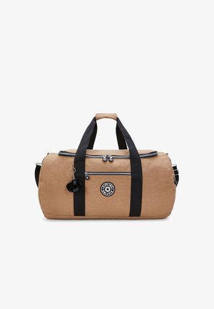Sac de voyage marron en nylon texturé avec des sangles noires, une poche zippée et un écusson rond. Comprend un porte-clés noir en fourrure.