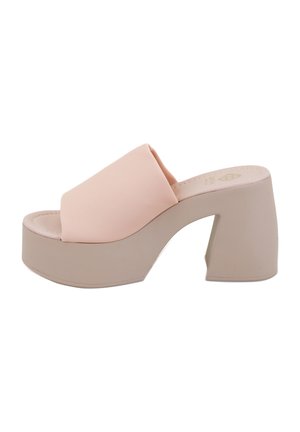 Tongs à plateforme avec un dessus en tissu rose doux, une large bande et un talon beige épais avec un design découpé distinctif.