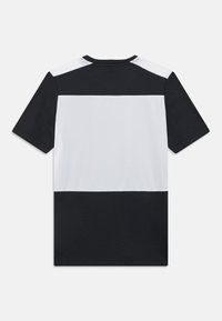 Μαύρο και λευκό κοντομάνικο μπλουζάκι με οριζόντιες χρωματικές ζώνες, με διαπνέον υλικό σε πλέγμα στις λευκές περιοχές.