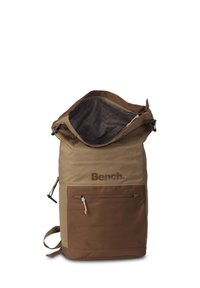 Bruine roll-top rugzak met een voorzak met ritssluiting, logo aan de voorkant en een geborstelde binnenvoering. Verstelbare banden voor extra gemak.
