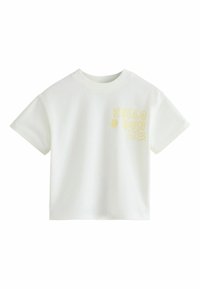 Camiseta corta de algodón blanco con cuello redondo; presenta texto amarillo "HOLA SOL" y líneas onduladas, mangas cortas y un ajuste relajado.