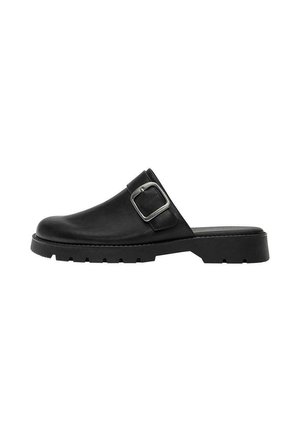 Schwarzer Leder-Slip-On-Mule mit grober Profilsohle und großer silberner Schnalle oben, niedriger Absatz, Seitenprofil auf weißem Hintergrund.