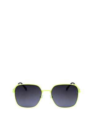 Occhiali da sole quadrati con sottili montature in metallo giallo neon e lenti con sfumatura scura su sfondo bianco.