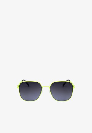 Occhiali da sole quadrati con sottili montature in metallo giallo neon e lenti con sfumatura scura su sfondo bianco.