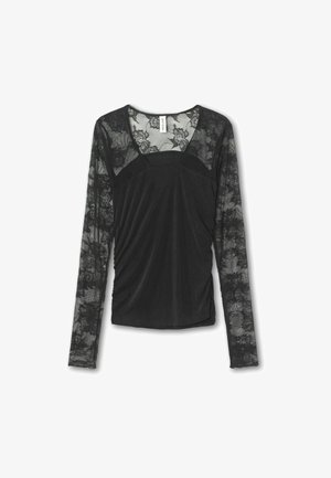 Černý top s dlouhým rukávem, který má měkké, řasení na těle a krajkové rukávy s květinovým vzorem, čtveratý výstřih a hladký povrch.
