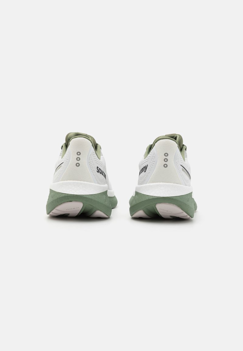 Zapatillas deportivas blancas y verdes con un upper texturizado, suela acolchada y diseño bicolor. Presentan un logotipo, sistema de cordones y orificios de ventilación.