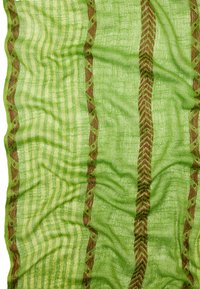 Zielona tkanina tkana o przezroczystej teksturze, z naprzemiennymi poziomymi paskami i krawędziami w czerwono-brązowe wzory geometryczne.