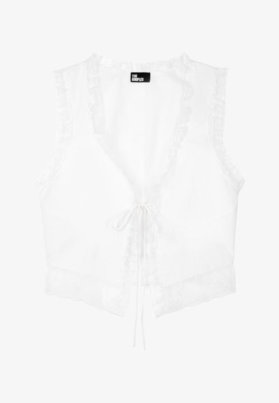 Witte mouwloze crop top met een diepe V-hals, voorzien van ruches langs de randen en een striksluiting aan de voorkant. Golfvormige onderrand.