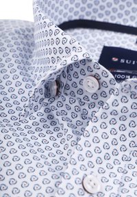 Wit overhemd met een blauw spiraalpatroon, voorzien van een button-down kraag en witte knopen. Gemaakt van katoen, met een gladde textuur.