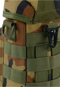 Pochette tattica con motivo camouflage, realizzata in tessuto resistente, con cinghie verdi, accessori metallici e una clip sicura per attacchi.