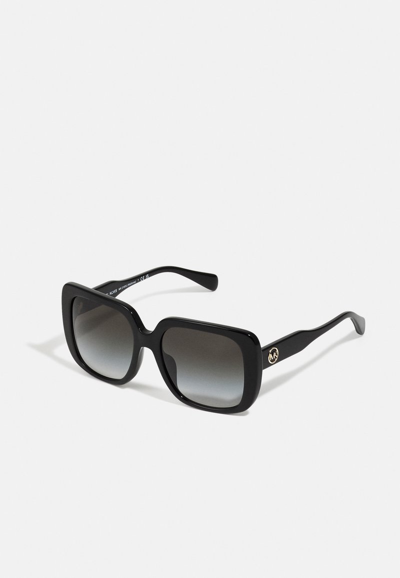 Ochelari de soare supradimensionați negri cu lentile gri gradient, formă rectangulară, finisaj lucios și un mic detaliu cu logo auriu pe lateral.