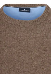 Bruine gebreide trui met een geribde halslijn en een blauwe binnenkraag. Heeft een fijne textuur en een eenvoudig ontwerp zonder zichtbare patronen.