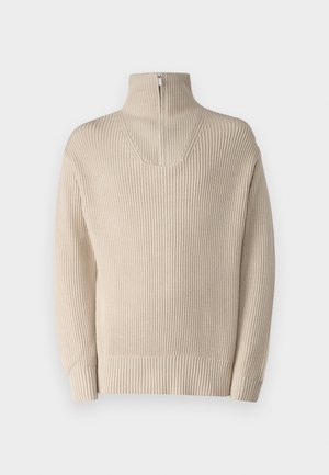 Maglione beige lavorato a maglia con colletto alto, dotato di chiusura con mezza zip e texture a coste su polsini e orlo. Design semplice, senza fantasie.