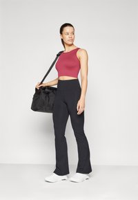 Champion PERFORMANCE FLARE LEGGINS - Leggings - black