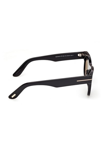 Černé obdélníkové sluneční brýle s tlustými rameny, tenkým zlatým proužkem na boku a vyrytými informacemi o modelu uvnitř ramene.