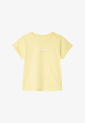 Lichtgele T-shirt met korte mouwen, ronde hals en de tekst "Pepe Jeans London" in wit en bruin gedrukt op de borst.