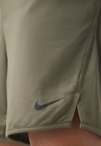 Nike Performance TOTALITY - Pantalón corto de deporte - medium olive/black