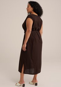 WE Fashion CURVE - Dnevna obleka - brown