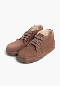 Scarpe in suede marrone con punta tonda, design con lacci, suole robuste e una morbida fodera interna. Presentano semplici dettagli di cucitura.