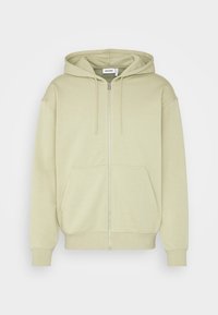 Sudadera con cremallera de color verde claro hecha de material suave. Cuenta con un amplio bolsillo frontal, capucha con cordón y puños acanalados.