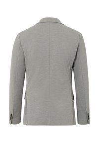 Blazer gris avec une texture lisse, col à revers et fente arrière simple. Présente des poignets boutonnés et un design minimal pour un port polyvalent.