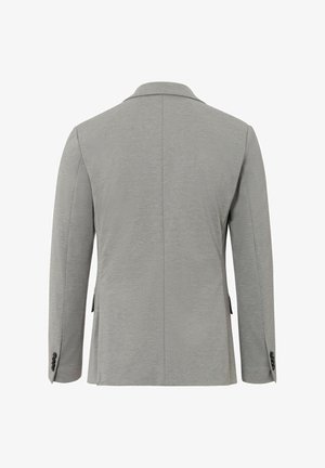 Blazer gris avec une texture lisse, col à revers et fente arrière simple. Présente des poignets boutonnés et un design minimal pour un port polyvalent.