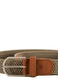 Ceinture en tissu kaki tressé avec une boucle en métal argenté et une lanière en cuir tan ornée d'un logo de marque embossé sur le cuir.