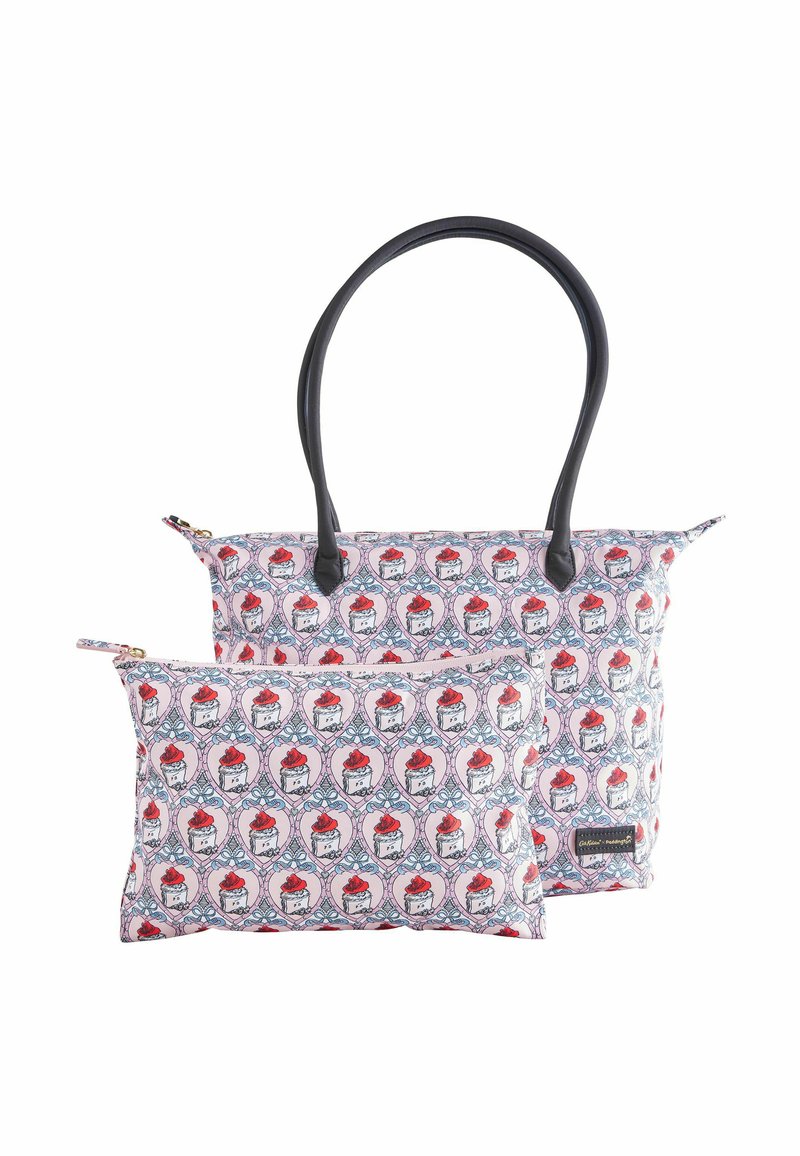 Två tygpåsar, en stor med svarta handtag och en mindre ficka. Båda har ett rosa mönster med illustrerade sötsaker och blå detaljer.