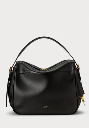 Bolsa de mão de pele preta com um design curvado, detalhes em metal dourado e uma alça única. Apresenta um fecho com zip e um pequeno detalhe de logótipo.