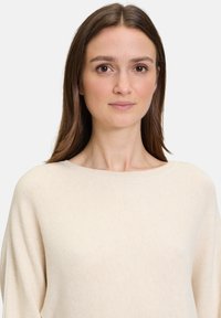 Betty Barclay MIT STRUKTUR - Strickpullover - light beige melange