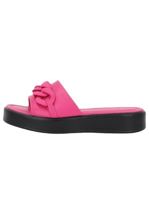 Pink slip-in sandal med tyk sort platformsål og polstret flettet rem over foden.