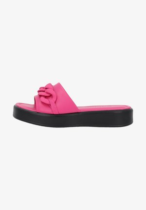 Sandale rose à enfiler avec semelle plate-forme noire épaisse et bride tressée rembourrée sur le pied.