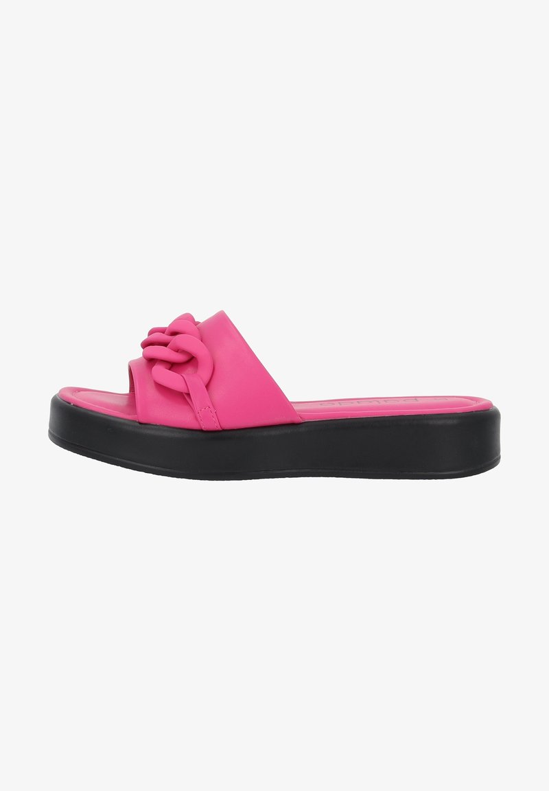 Sandale rose à enfiler avec semelle plate-forme noire épaisse et bride tressée rembourrée sur le pied.