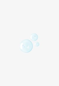 Bolle di sapone azzurro chiaro di diverse dimensioni, con superfici trasparenti e piccole bolle d'aria, su uno sfondo bianco semplice.