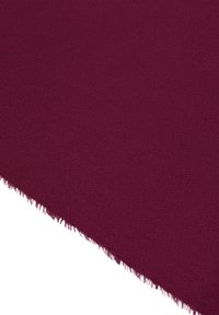 Bordeaux stof med en blød tekstur og frynset kanter, der har en ensartet farve uden synlige mønstre eller accenter.