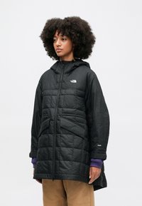 Czarny, puchowy płaszcz z kapturem i zapięciem na zamek. Posiada dwie przednie kieszenie, teksturowany materiał oraz logo na klatce piersiowej i rękawie.