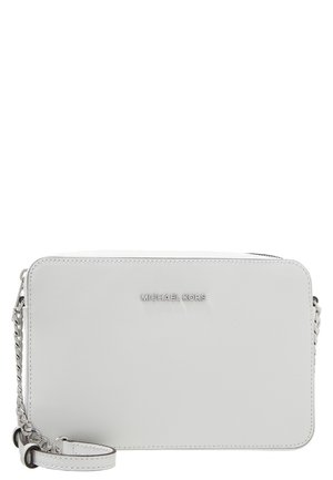 Witte Michael Kors crossbodytas met zilveren kettingriem en ritssluiting, rechthoekige vorm en minimalistisch ontwerp.