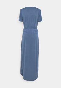 Robe maxi bleue à manches courtes, avec une coupe décontractée, une taille ceinturée et une texture lisse. Design simple avec un col rond et sans motifs.
