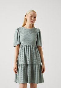 JDY - JDYCARLA CATHINKA DRESS - Vestito di maglina - chinois green Immagine in miniatura 1