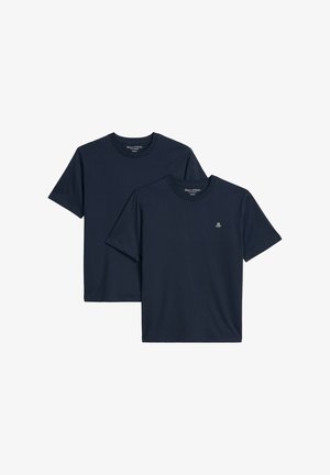 Dwie granatowe krótkie koszulki z okrągłym dekoltem, jedna lekko zachodząca na drugą, z małym białym logo "MOP" na przedniej części klatki piersiowej.