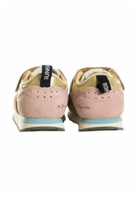 Scarpe da ginnastica marroni e rosa realizzate in suede e mesh, con cuciture a contrasto, suole in gomma e un'etichetta nera con la scritta "SUN68" sul tallone.