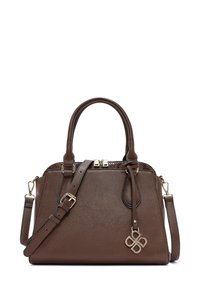 Borsa a mano in pelle marrone con finitura testurizzata, doppio manico, tracolla regolabile, accessori in metallo dorato e un dettaglio charm distintivo.