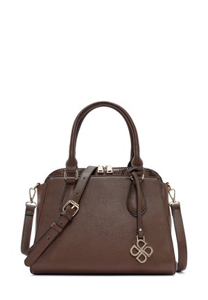 Sac à main en cuir marron avec une finition texturée, poignées doubles, bandoulière réglable, quincaillerie dorée et un détail de charme distinctif.